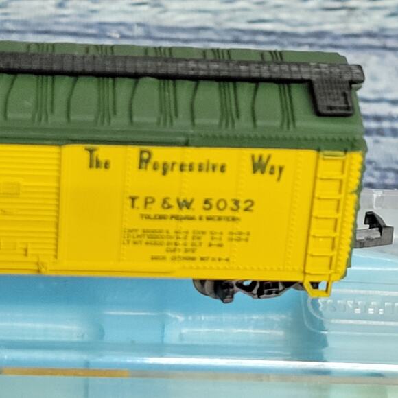 Vintage N scale The progressive way double door boxcar green & yellow with case - Picture 3 of 7